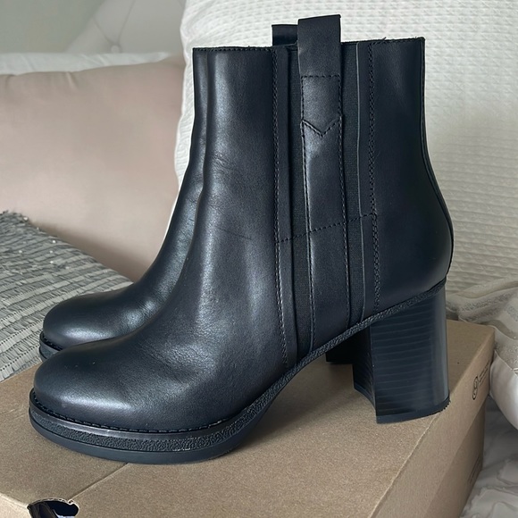 👢 CLARKS Mable Easy black leather boot, size 9 1/2. - Picture 3 of 16